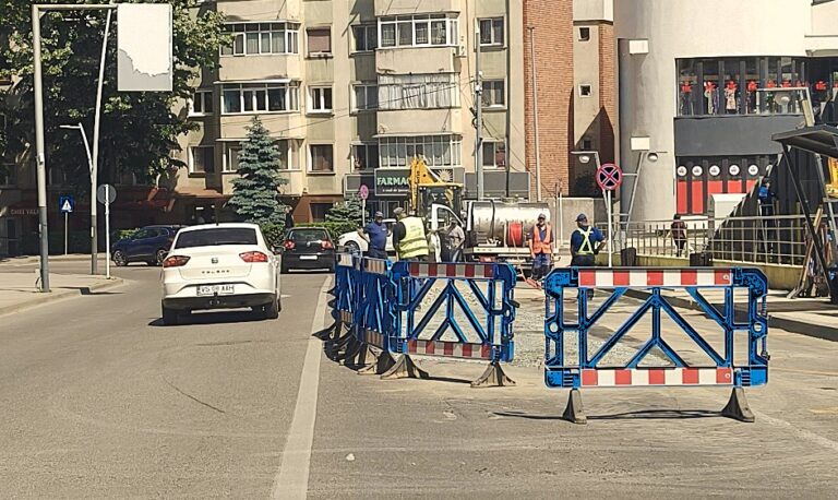 Aquavas schimbă conducta cu probleme din centrul Vasluiului. Locuitorii din zona N.Iorga scapă de avariile repetate
