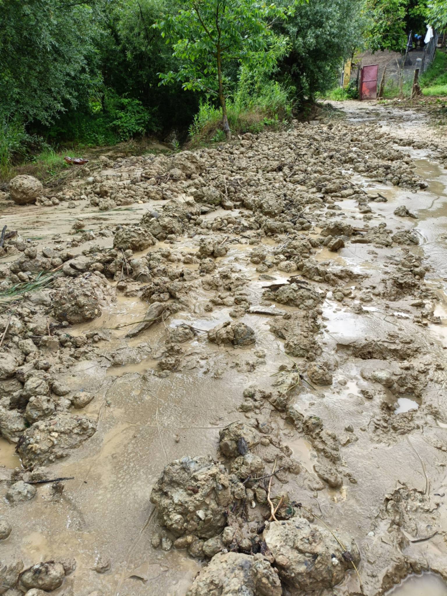 Ploile torențiale au provocat pagube importante în comuna Vinderei. Peste 26 kilometri de drumuri au fost afectate 3 drumuri inundati vinderei 25