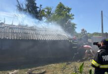 ACUM Locuință cuprinsă de flăcări în suburbia Brodoc, la Vaslui