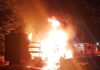 VIDEO Explozie într-o parcare din Vaslui! Opt autoturisme distruse sau avariate, după ce o autoutilitară a luat foc