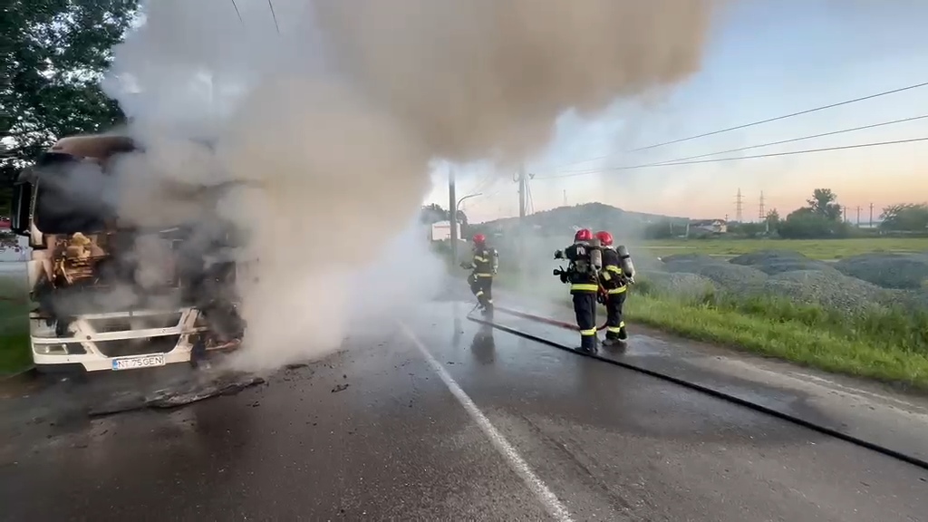 TIR cuprins de flăcări pe strada Ceramicii, din Vaslui. Pompierii au salvat 30 de tone de cereale VIDEO 1 incendiu tir 201