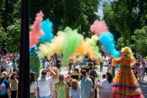 Mii de copii au umplut Copoul de bucurie, la Târgul de Jucării de la Vaslui. Peste 360 de donații pentru copiii din mediul rural 7 targ de jucarii vaslui 2