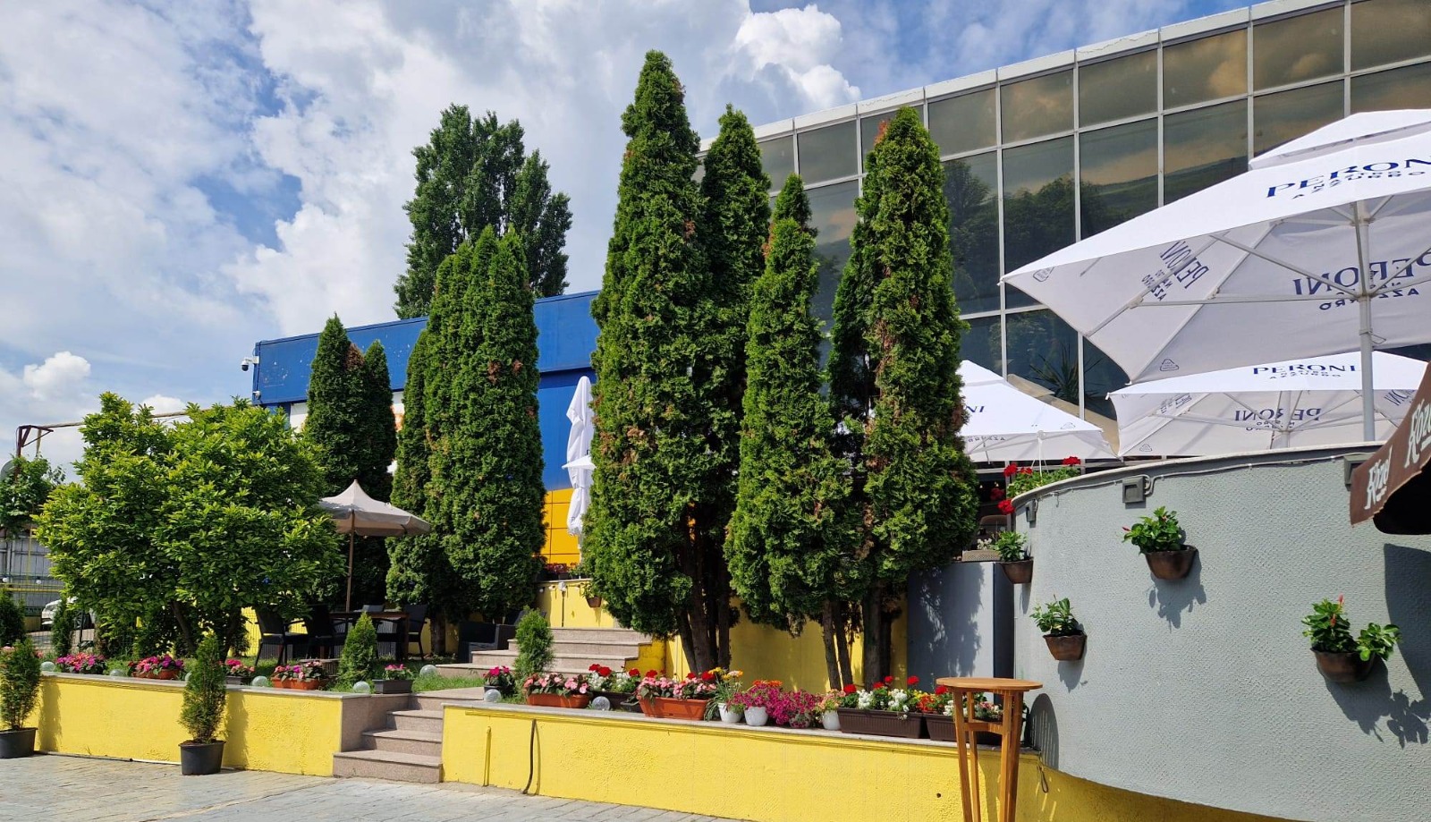 Restaurantul Urban, din Silver Mall, a deschis oficial noua terasă. Vasluienii sunt invitați la startul sezonului de vară 1 terasa urban 2