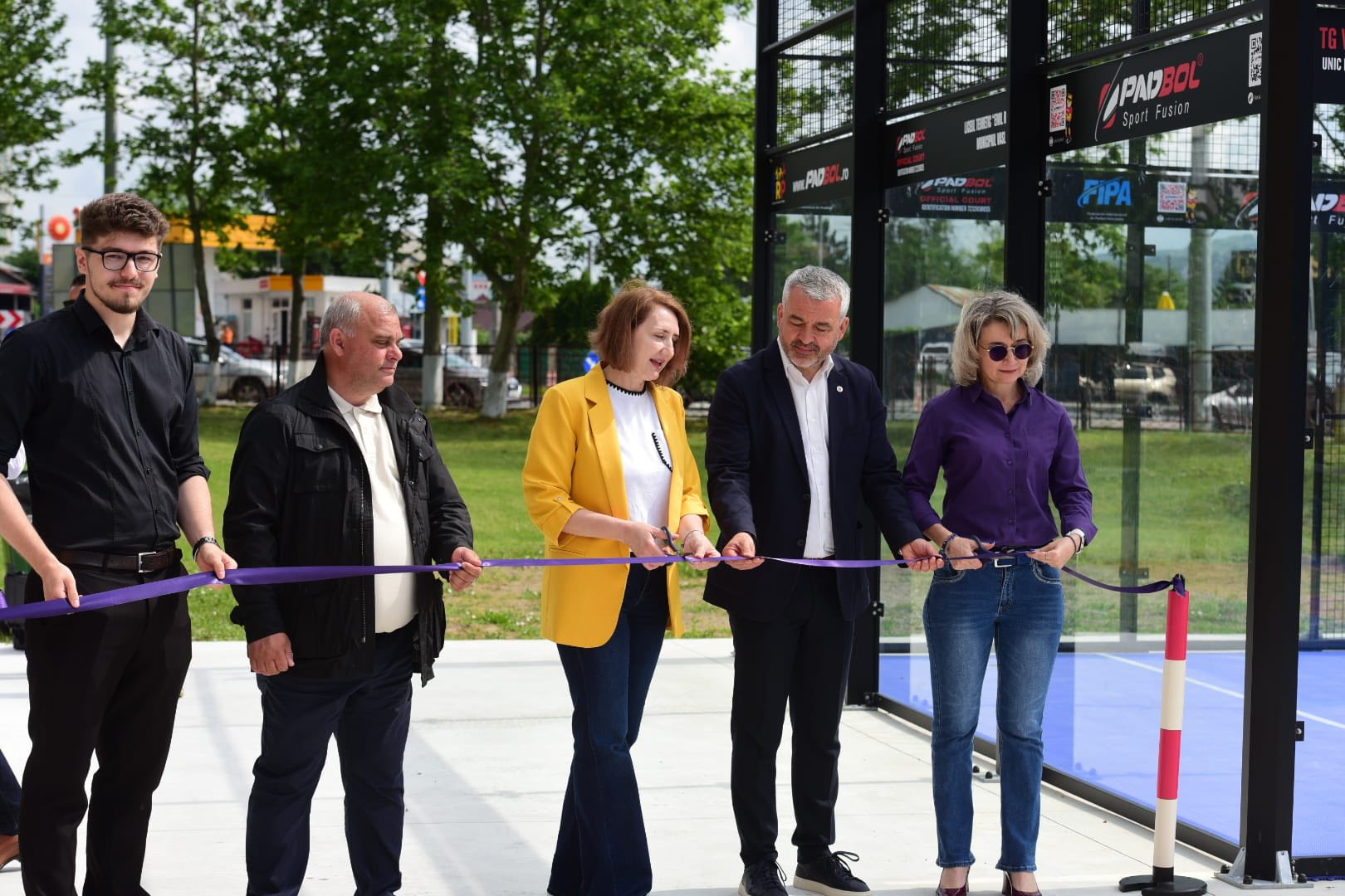GALERIE FOTO Cu susținerea financiară a Holdingului Familia SAFIR, a fost inaugurat un teren de sport multifuncțional, la Liceul ”Emil Racoviță” 4 teren emil racovita familia 3 safir