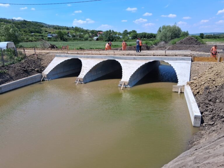 Viacons Rutier avansează cu lucrările din Căpotești. Pod modernizat și drumuri asfaltate în comuna Pădureni