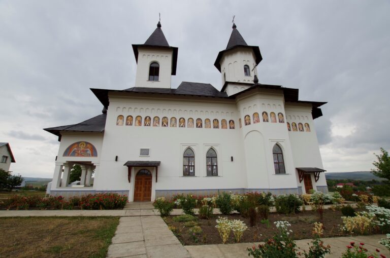 Nemulțumire la Biserica Satu Nou, lângă Vaslui. Enoriașii vor avea preot-paroh din Anglia, cu binecuvântarea PS Ignatie