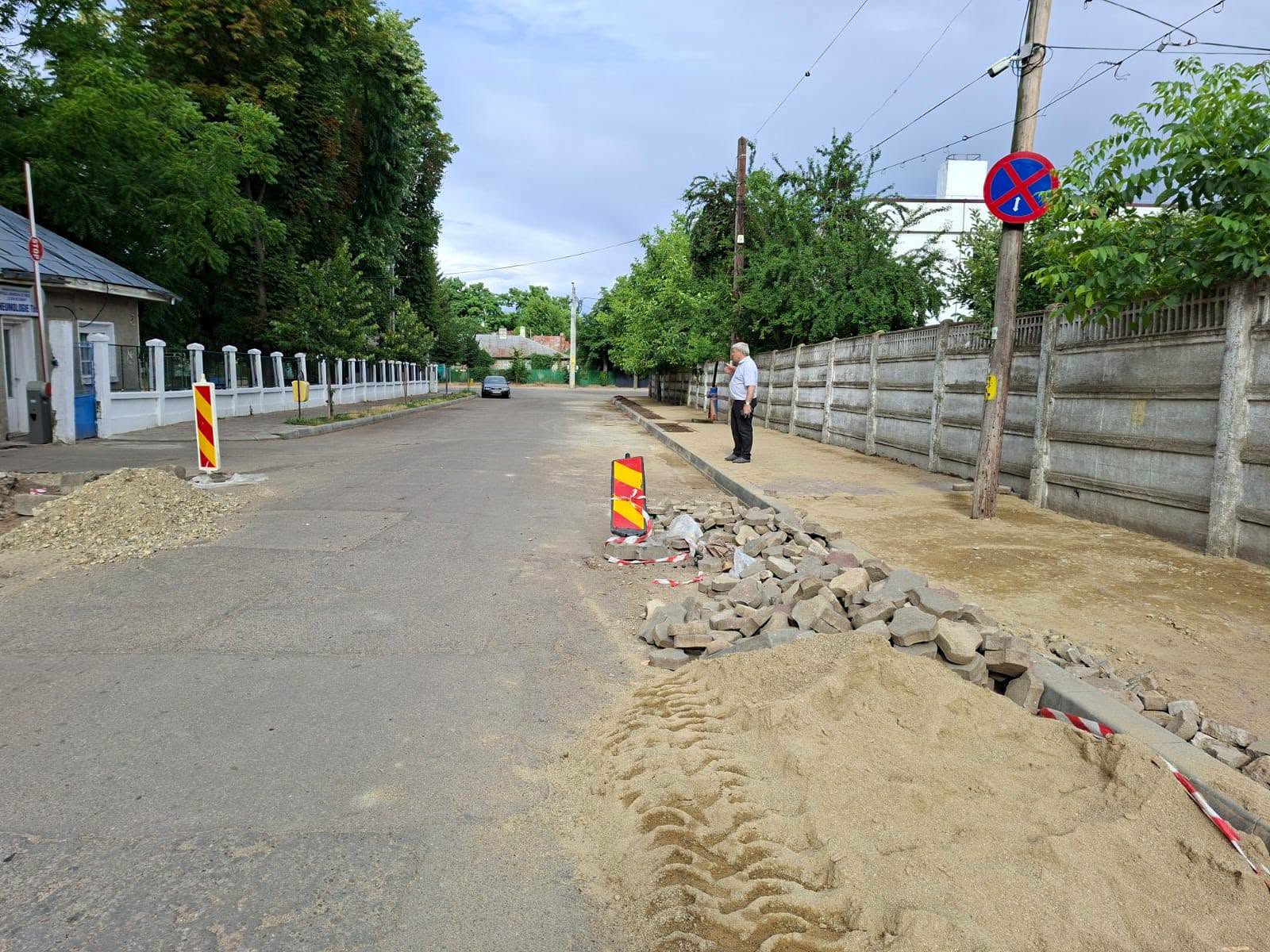 Poza pentru articolul Încă o stradă din Bârlad intră în linie dreaptă pentru modernizare. Echipele TRANSMIR pregătesc asfaltarea