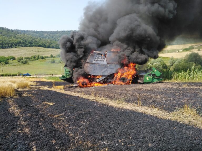 Combină distrusă de flăcări, la Cozmești. Incendiul s-a extins și la un lan de grâu