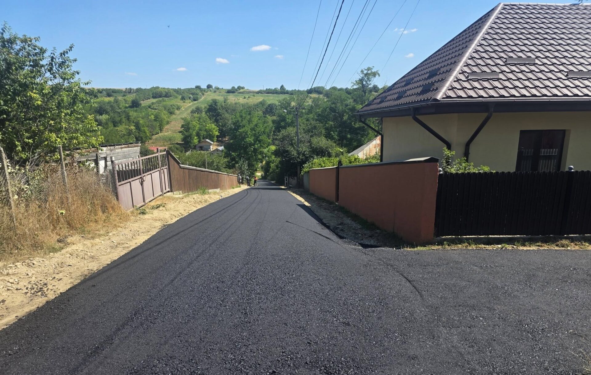Au început asfaltările în comuna Ferești. Drumarii de la Nomis 2003 vor asfalta 10,7 kilometri de drumuri 3 nomis feresti 3