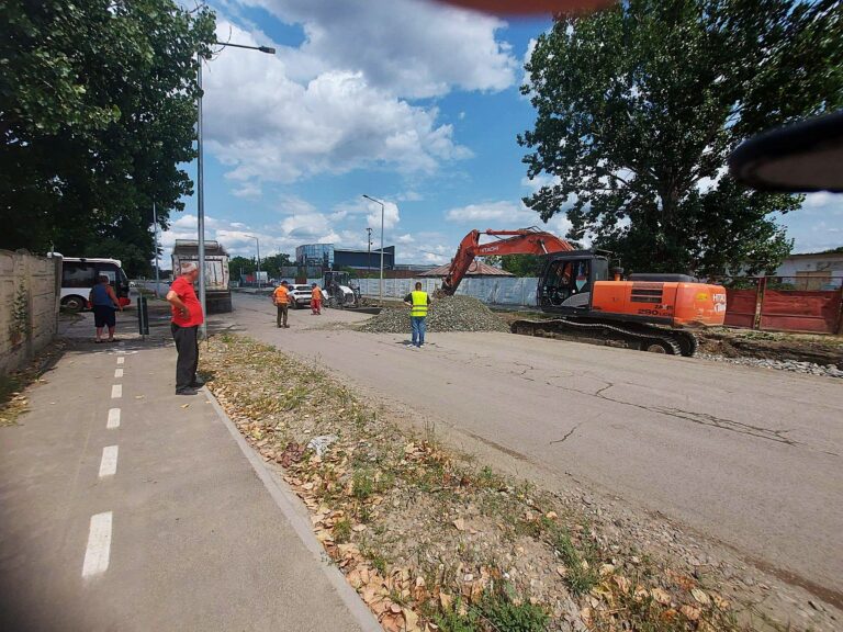 Drumarii de la Nomis 2003 lucrează pe un nou segment de pe strada Tecuciului, la Bârlad