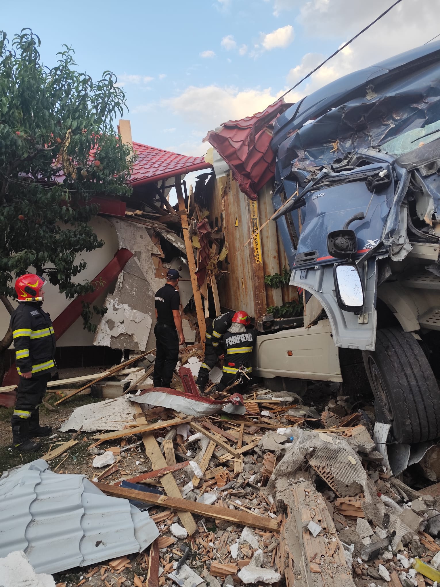 Accdent grav la Berezeni, un TIR a spulberat o casă 2 IMG 20260808 WA0016