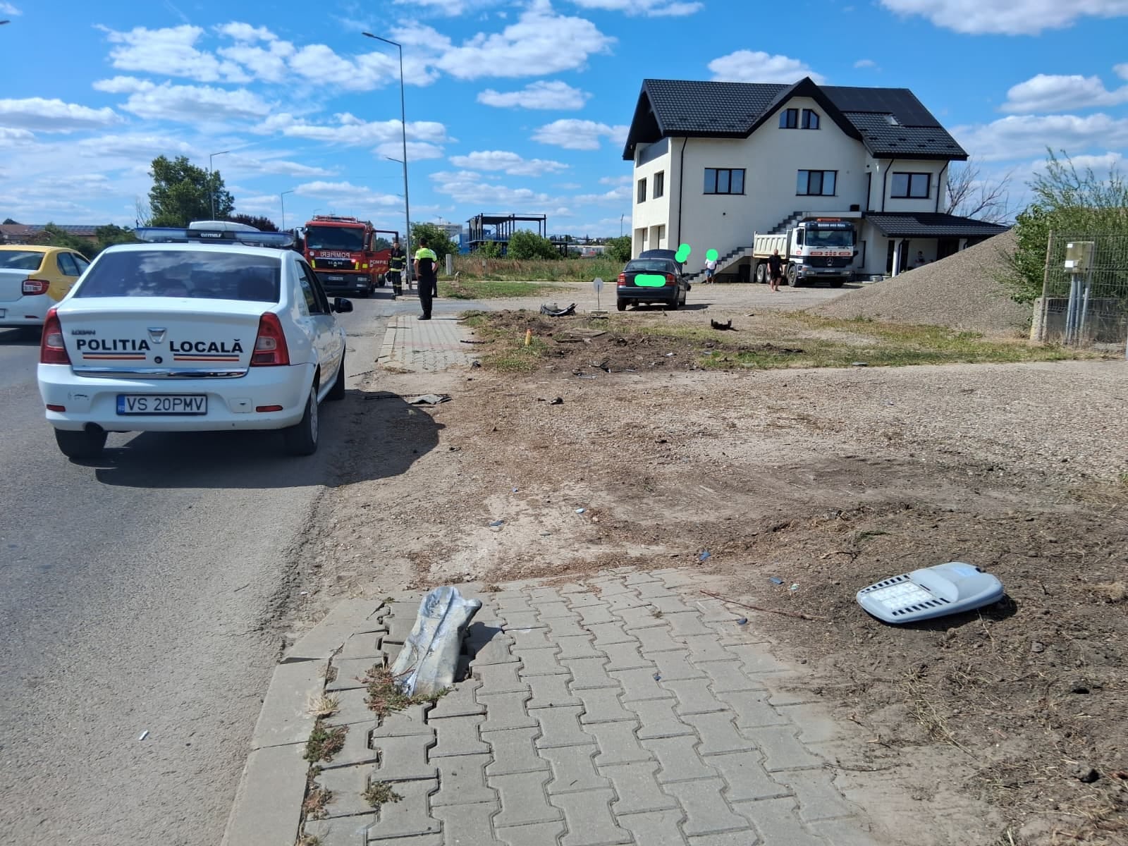 Accident la ieșirea din Vaslui! O șoferiță a doborât un stâlp și a avariat instalația de gaz 2 IMG 20260814 WA0017