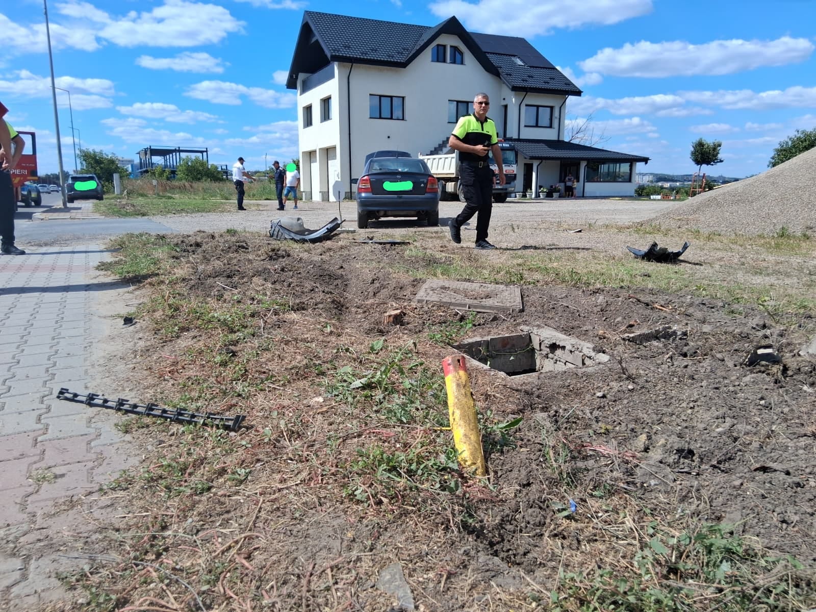 Accident la ieșirea din Vaslui! O șoferiță a doborât un stâlp și a avariat instalația de gaz 1 IMG 20260814 WA0018