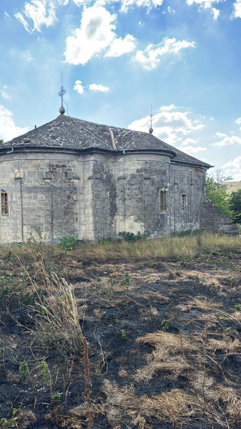 Incendiu în curtea bisericii din Tatomirești. Lăcașul de cult, monument istoric construit în 1792, în pericol