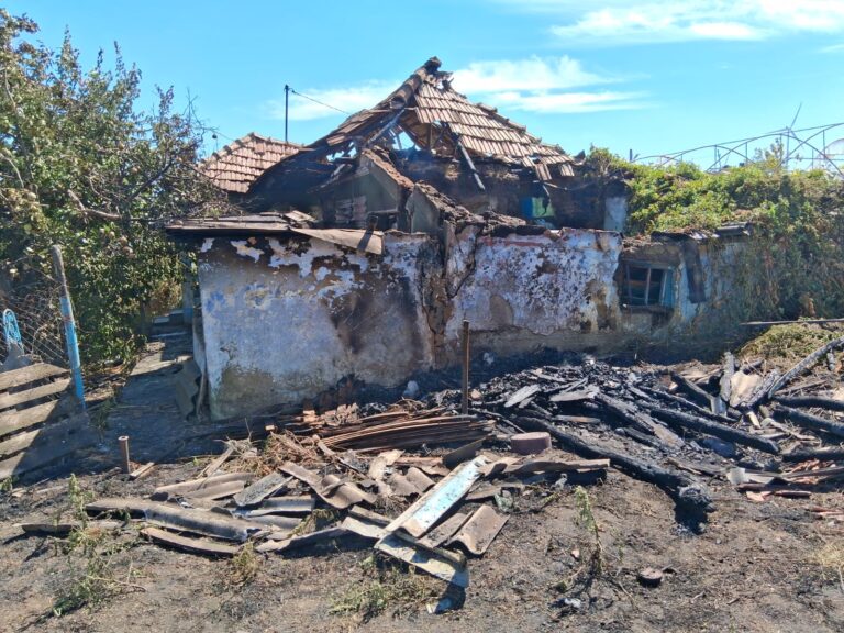 Flăcări uriașe la Ghermănești, joi. Incendiul a ajuns la o casă părăsită