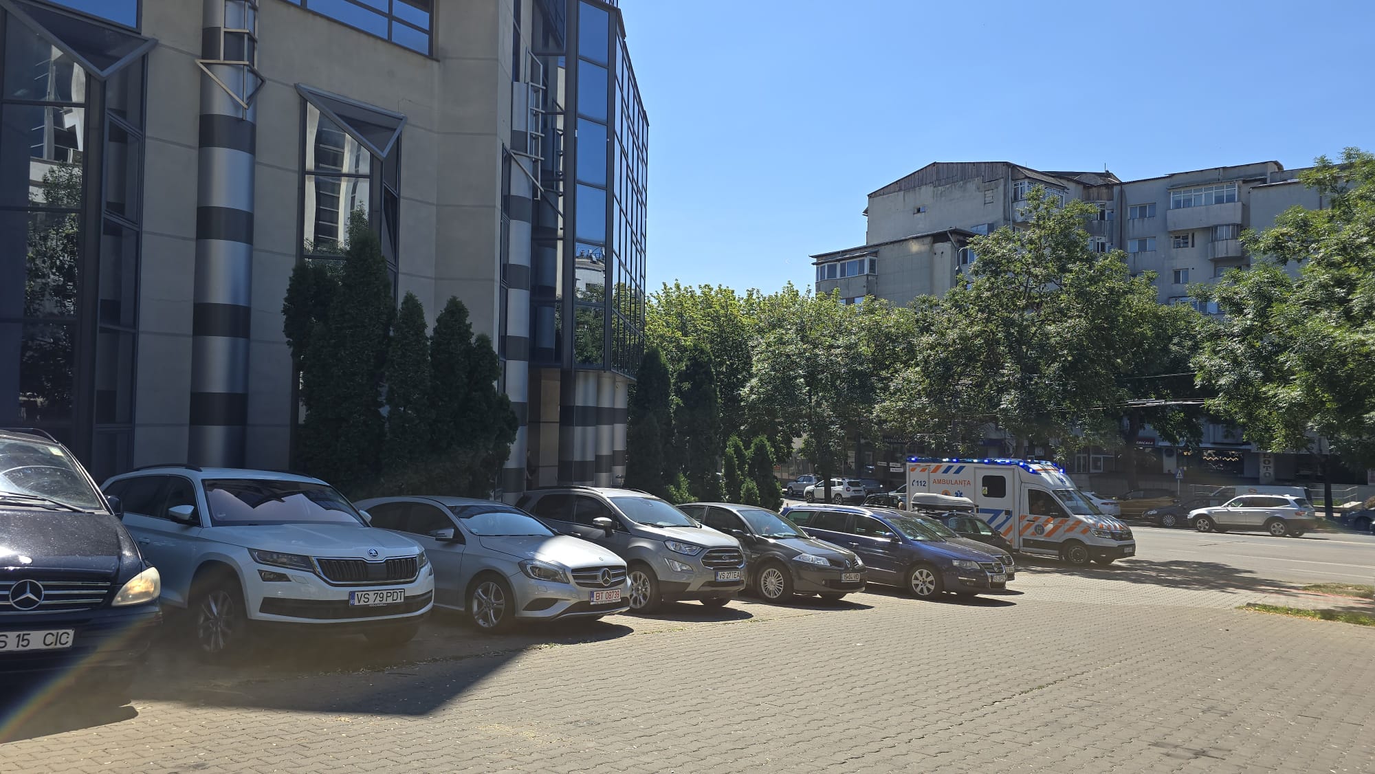 Femeie de 29 de ani, leșin în sala de judecată, la Tribunalul Vaslui 1 ambulanta tribunal 04