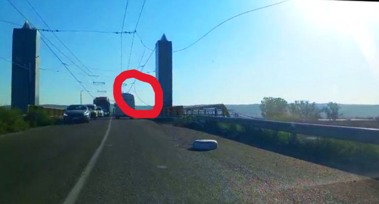 VIDEO Pericol pe „Golden Gate”, din Vaslui! Firele rețelei de troleibuz au ajuns pe carosabil