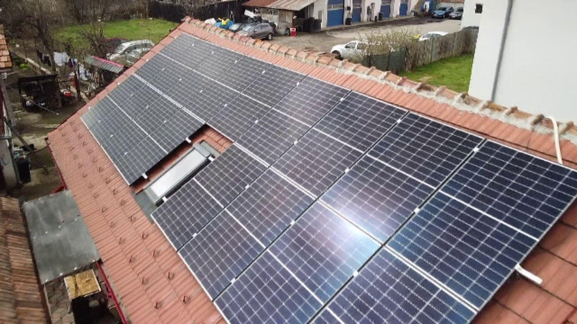 ANALIZĂ Explozie de panouri fotovoltaice în județul Vaslui: 5.467 de prosumatori și o creștere de 44% într-un an 2 casa panouri fotovoltaice2