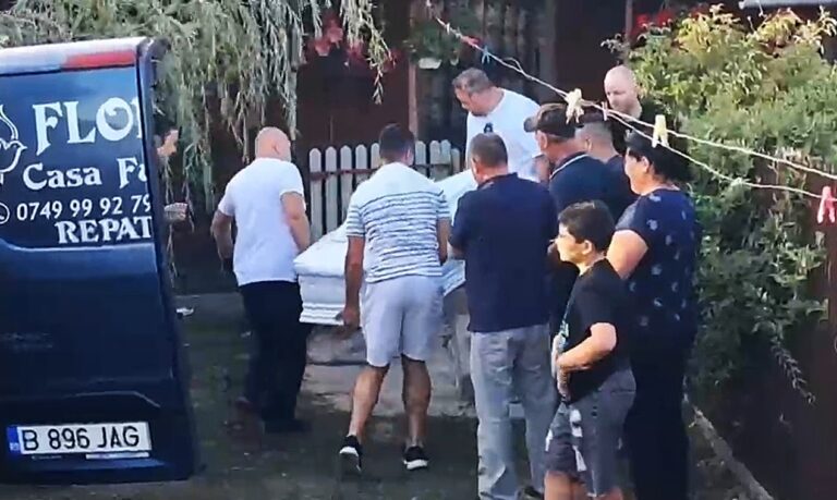 Dodeștiul își plânge copiii. Vlad și Ionuț Valentin, frații răpuși de mare, au fost aduși acasă pentru ultimul drum