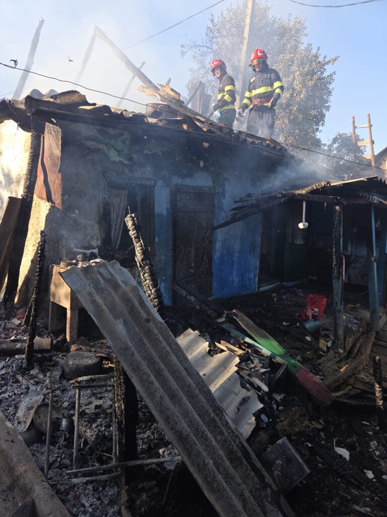 Incendiu la Gârceni. Flăcările s-au extins de la bucătăria de vară la o casă