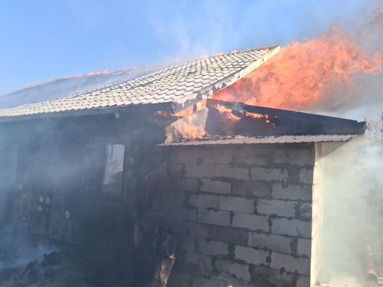 Casă cuprinsă de flăcări, la Perieni. Incendiul a distrus mansarda și acoperișul