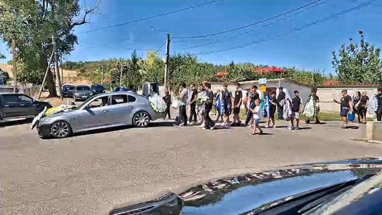 Durere fără margini la Dodești. Sute de oameni i-au condus pe ultimul drum pe frații Vlad și Ionuț Sava
