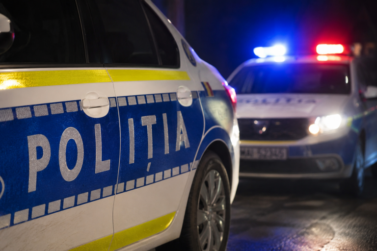 Scandal în fața unui bar din Huși. Patru tineri au fost reținuți, după ce s-au bătut în stradă
