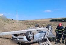Accident la Horoiata. O mamă și cei doi copii ai săi, într-o mașină care a intrat într-un stâlp