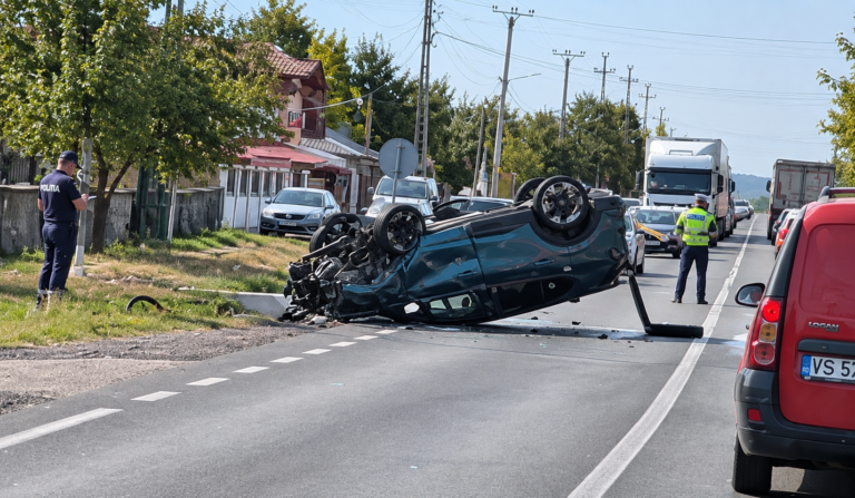 Accident pe DN24, la Băcăoani. Un șofer din Iași a intrat cu mașina într-un cap de pod