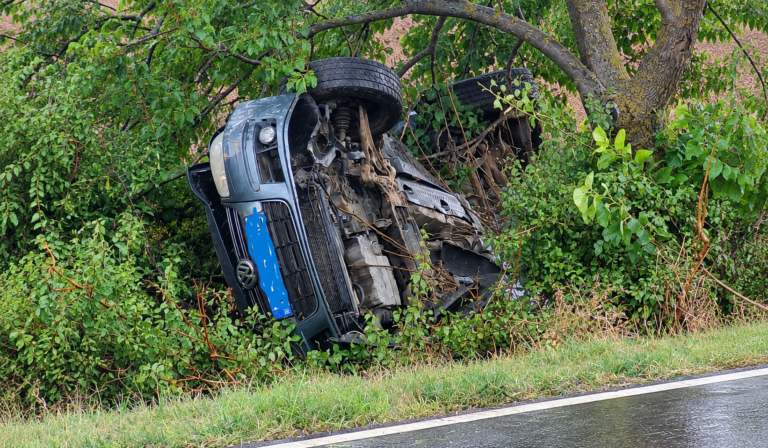 UPDATE, Accident Ivești: Un șofer de 50 de ani a fost rănit, după ce a derapat și a lovit un copac