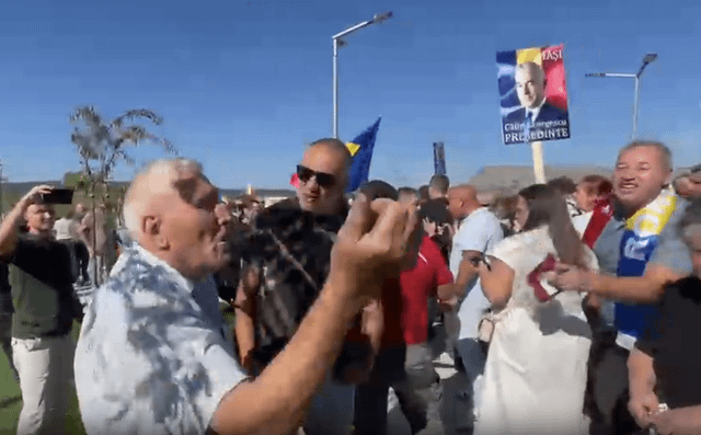 Călin Georgescu, urale la Codăești și huiduieli la Podul Înalt. Două opriri din programul vizitei în Vaslui, refuzate 10 calin georgescu huiduit la podul inalt vaslui pensionar sa v0
