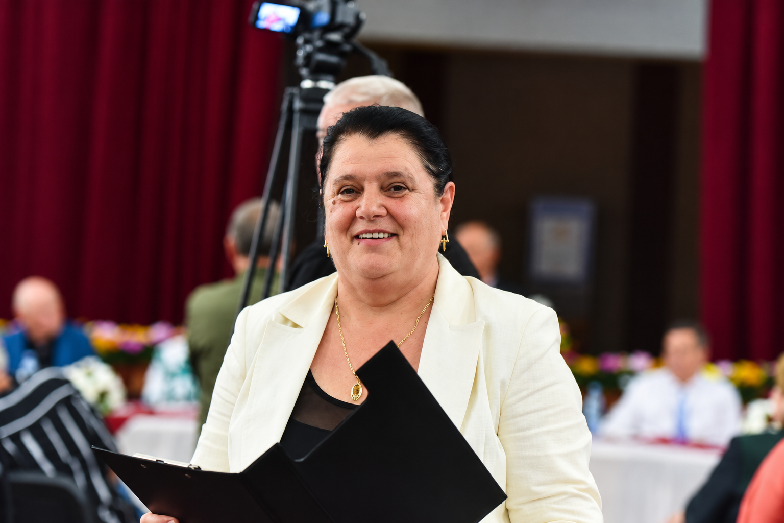 Vutcaniul și-a adunat poveștile într-o carte. Un volum dedicat oamenilor care au dat identitate comunei 2 silviana bahtim AI